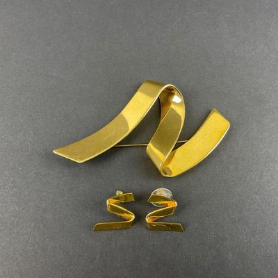 -158- MONET | Gold Tone 1970’s Modernist Ribbon Brooch & Earrings | Marked