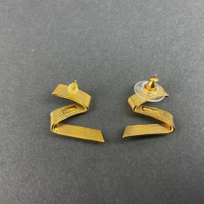 -158- MONET | Gold Tone 1970’s Modernist Ribbon Brooch & Earrings | Marked