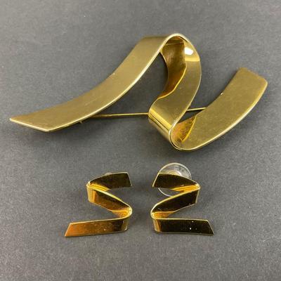 -158- MONET | Gold Tone 1970’s Modernist Ribbon Brooch & Earrings | Marked