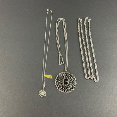 -175- COSTUME JEWELRY | Silver Tone Necklaces