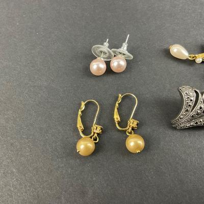 -224- COSTUME JEWELRY | Assorted Pearl Accent Earrings