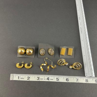 -230- COSTUME JEWELRY | Gold Tone Assorted Earrings