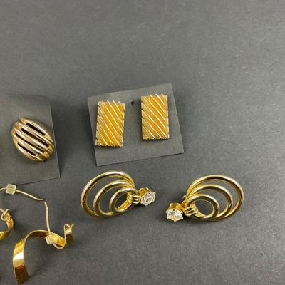 -230- COSTUME JEWELRY | Gold Tone Assorted Earrings
