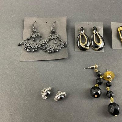 -235- COSTUME JEWELRY | Assorted Dark Colored Earrings