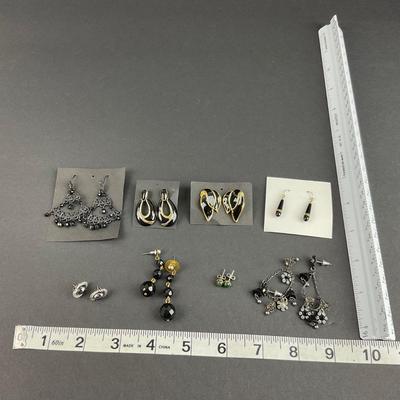 -235- COSTUME JEWELRY | Assorted Dark Colored Earrings