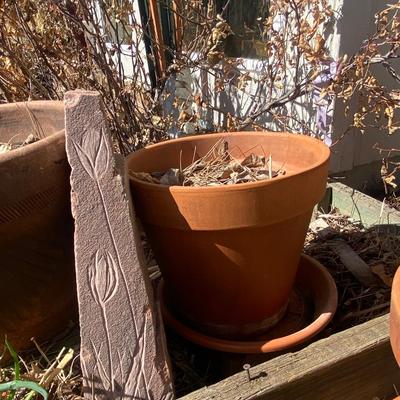 3 CLAY POTS AND DECORATIVE ETCHED FLAGSTONE