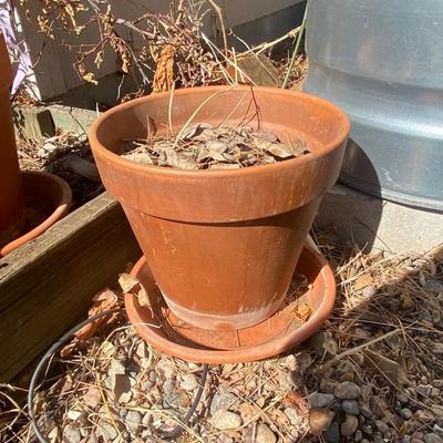 3 CLAY POTS AND DECORATIVE ETCHED FLAGSTONE