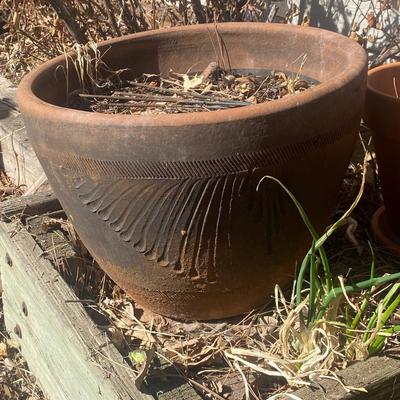 3 CLAY POTS AND DECORATIVE ETCHED FLAGSTONE