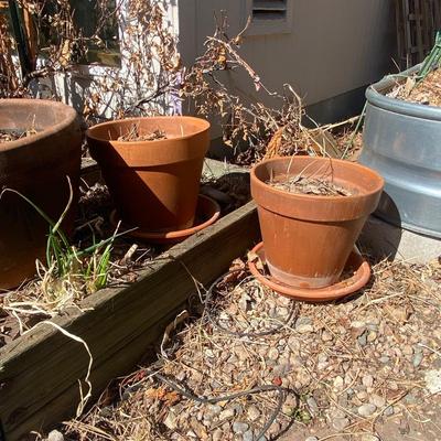 3 CLAY POTS AND DECORATIVE ETCHED FLAGSTONE