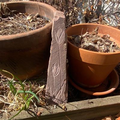 3 CLAY POTS AND DECORATIVE ETCHED FLAGSTONE