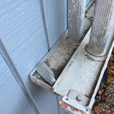 26’ ALUMINUM EXTENSION LADDER AND SAWHORSE STANDS