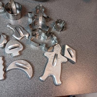 CAST IRON BISCUIT/MUFFIN PAN, COOKIE CUTTERS AND PIE PANS