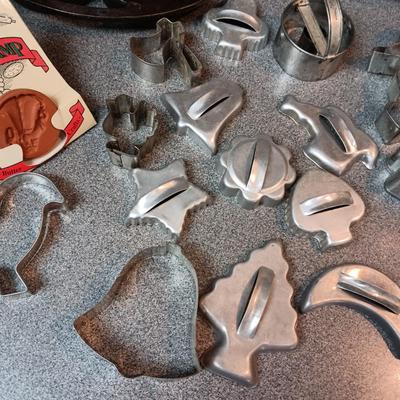 CAST IRON BISCUIT/MUFFIN PAN, COOKIE CUTTERS AND PIE PANS