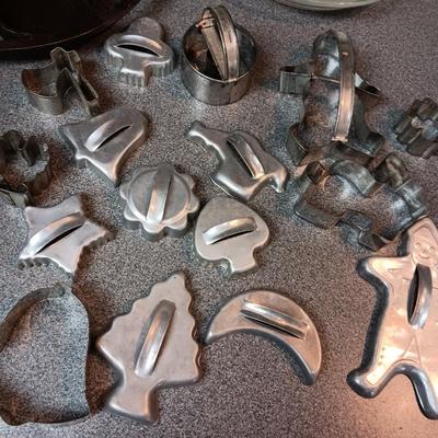 CAST IRON BISCUIT/MUFFIN PAN, COOKIE CUTTERS AND PIE PANS