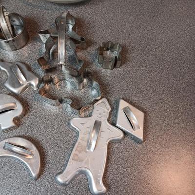 CAST IRON BISCUIT/MUFFIN PAN, COOKIE CUTTERS AND PIE PANS