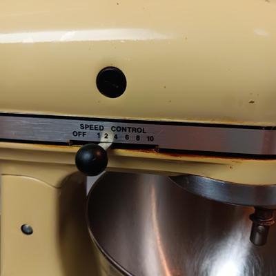 KITCHENAID STAND MIXER AND STONE WARE PIE PANS
