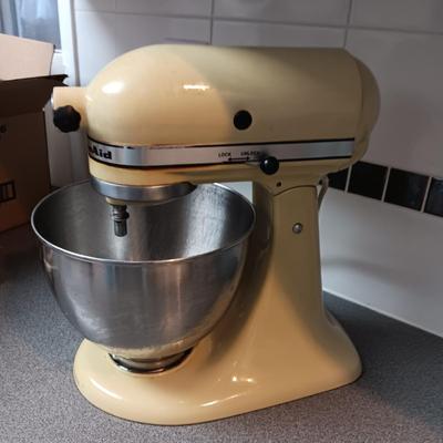 KITCHENAID STAND MIXER AND STONE WARE PIE PANS