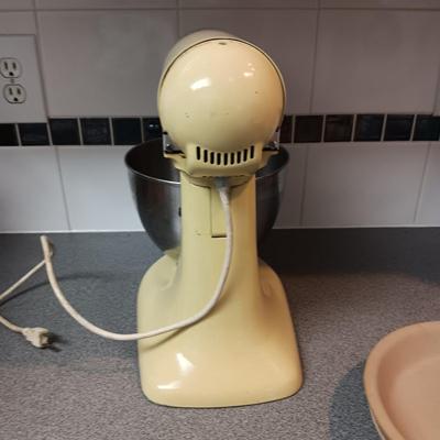 KITCHENAID STAND MIXER AND STONE WARE PIE PANS