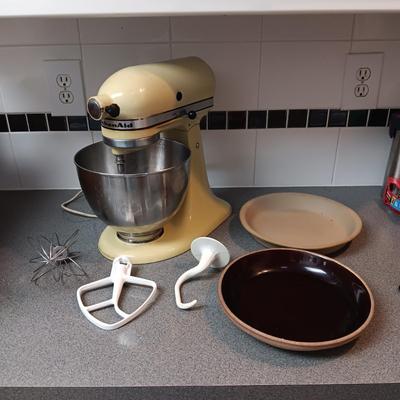 KITCHENAID STAND MIXER AND STONE WARE PIE PANS
