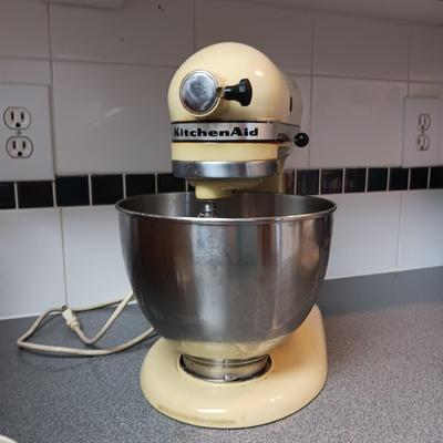 KITCHENAID STAND MIXER AND STONE WARE PIE PANS