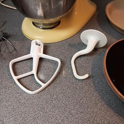 KITCHENAID STAND MIXER AND STONE WARE PIE PANS