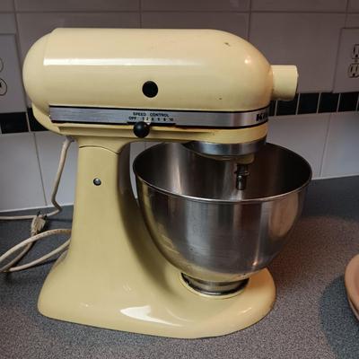 KITCHENAID STAND MIXER AND STONE WARE PIE PANS