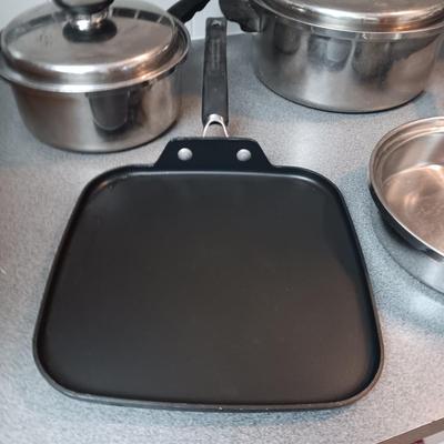 HOMEMAKERS GUILD COOKWARE