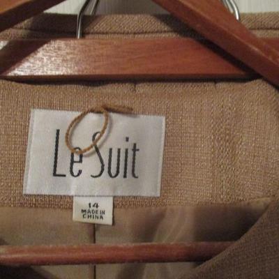 Woman's Business Clothing Suits Shirts & Jackets Size 12/14 & M/L Some Brands Included Kasper Blaine Trump Le Suit Lord...