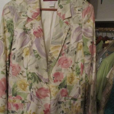 Woman's Business Clothing Suits Shirts & Jackets Size 12/14 & M/L Some Brands Included Kasper Blaine Trump Le Suit Lord...