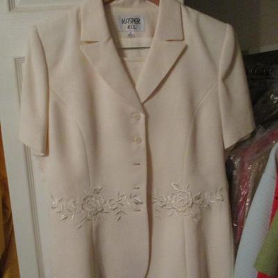 Woman's Business Clothing Suits Shirts & Jackets Size 12/14 & M/L Some Brands Included Kasper Blaine Trump Le Suit Lord...