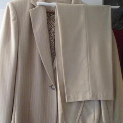 Woman's Casual/Business Clothing Suits Shirts & Jackets Size 12/14 & M/L Some Of The Brands Include Le Suit Judith Hart...