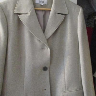 Woman's Casual/Business Clothing Suits Shirts & Jackets Size 12/14 & M/L Some Of The Brands Include Le Suit Judith Hart...