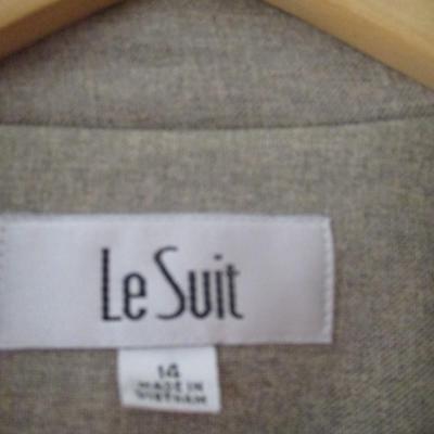 Woman's Casual/Business Clothing Suits Shirts & Jackets Size 12/14 & M/L Some Of The Brands Include Le Suit Judith Hart...