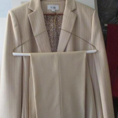 Woman's Casual/Business Clothing Suits Shirts & Jackets Size 12/14 & M/L Some Of The Brands Include Le Suit Judith Hart...