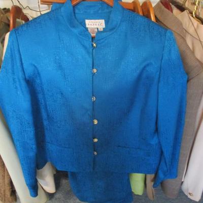 Woman's Casual/Business Clothing Suits Shirts & Jackets Size 12/14 & M/L Some Of The Brands Include Le Suit Judith Hart...