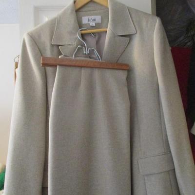 Woman's Casual/Business Clothing Suits Shirts & Jackets Size 12/14 & M/L Some Of The Brands Include Le Suit Judith Hart...