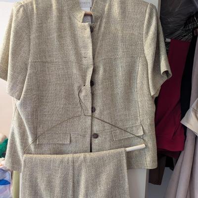 Woman's Casual/Business Clothing Suits Shirts & Jackets Size 12/14 & M/L Some Of The Brands Include Le Suit Judith Hart...