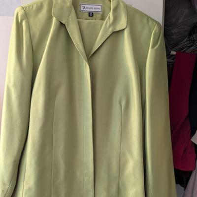 Woman's Casual/Business Clothing Suits Shirts & Jackets Size 12/14 & M/L Some Of The Brands Include Le Suit Judith Hart...
