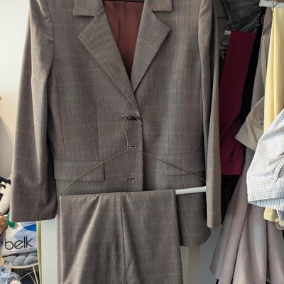 Woman's Casual/Business Clothing Suits Shirts & Jackets Size 12/14 & M/L Some Of The Brands Include Le Suit Judith Hart...