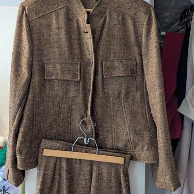 Woman's Casual/Business Clothing Suits Shirts & Jackets Size 12/14 & M/L Some Of The Brands Include Le Suit Judith Hart...