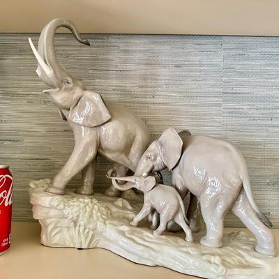 Art- lladro Elephants- broken tusk