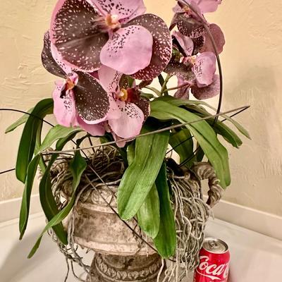 Decor - Guest Bathroom - Large Floral arrangement