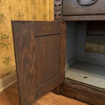 LOT 275: Antique Oak Dresser/Washstand