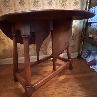 LOT 276: Antique Country Drop Leaf Accent Table, Haddon Products, Inc. "Home Sweet Home" Table Clock & More