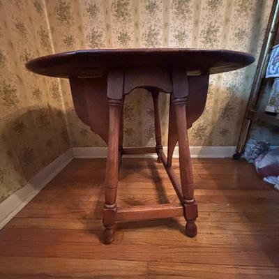 LOT 276: Antique Country Drop Leaf Accent Table, Haddon Products, Inc. "Home Sweet Home" Table Clock & More