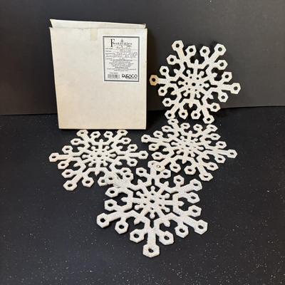 LOT 292: Festivities by Enesco Snowflakes (16), Enesco Small World of Music, Holiday Picture Frames, San Francisco Music Co., Schmid...