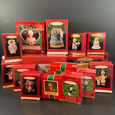 LOT 323: Large Assortment of Hallmark Christmas Ornaments Including I Love Lucy, Peanuts, It's a Wonderful Life and Many More