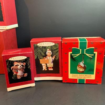 LOT 323: Large Assortment of Hallmark Christmas Ornaments Including I Love Lucy, Peanuts, It's a Wonderful Life and Many More