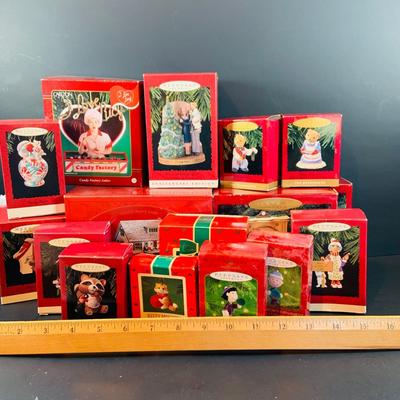 LOT 323: Large Assortment of Hallmark Christmas Ornaments Including I Love Lucy, Peanuts, It's a Wonderful Life and Many More