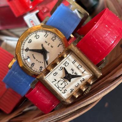 LOT 414: Vintage Toy Collection: Mattel Fanner Gun, Marx Toy Gun, 1953 Kaysam Latex Dog, Sweet Pea Doll, Tinker Toys & More